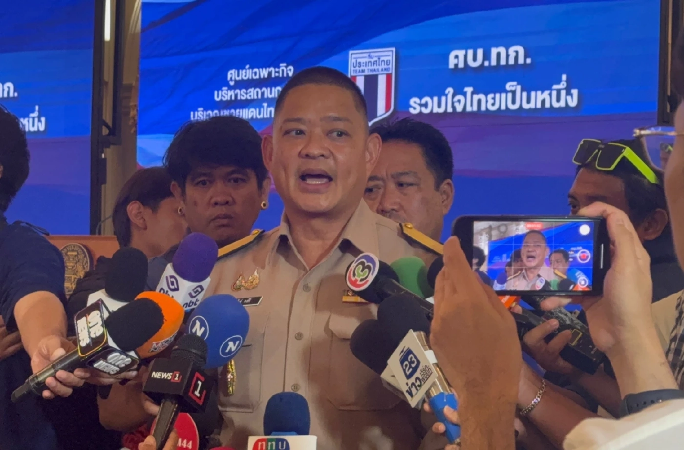 พลเรือตรีสุรสันต์ คงสิริ โฆษกศูนย์เฉพาะกิจบริหารสถานการณ์ ชายแดนไทย - กัมพูชา (ศบ.ทก.) ก