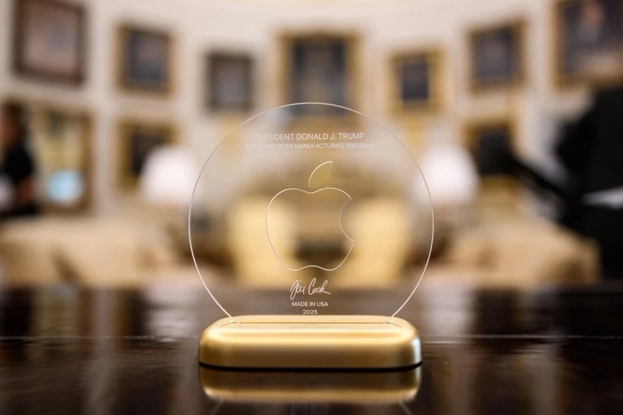 “ทิม คุก” มอบโล่ทองคำ 24 กะรัตให้ “ทรัมป์” บวกเพิ่มลงทุนในสหรัฐฯ