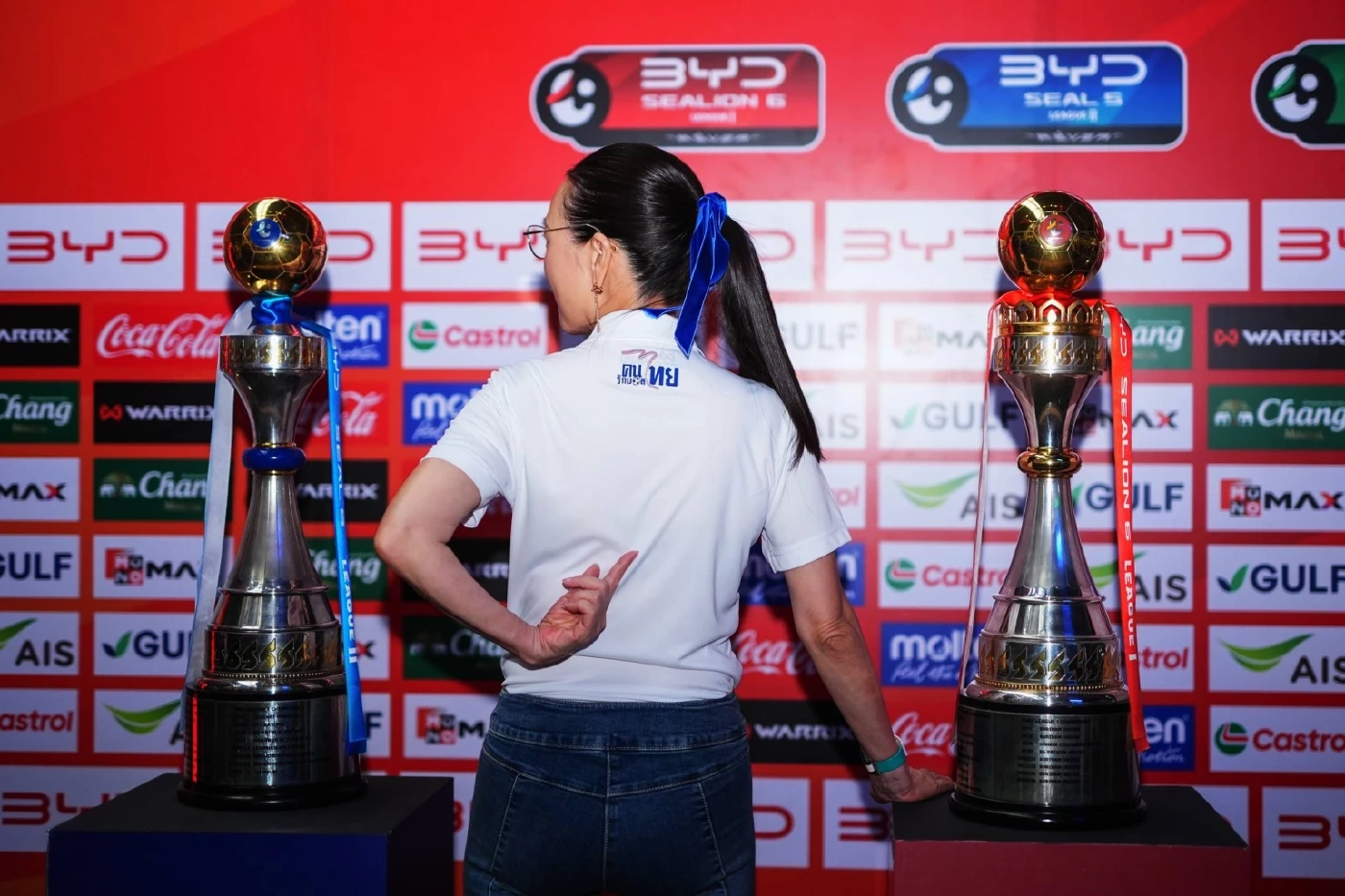 "มาดามแป้ง" เปิดตัว "เสื้อคนไทย รักบอลไทย"