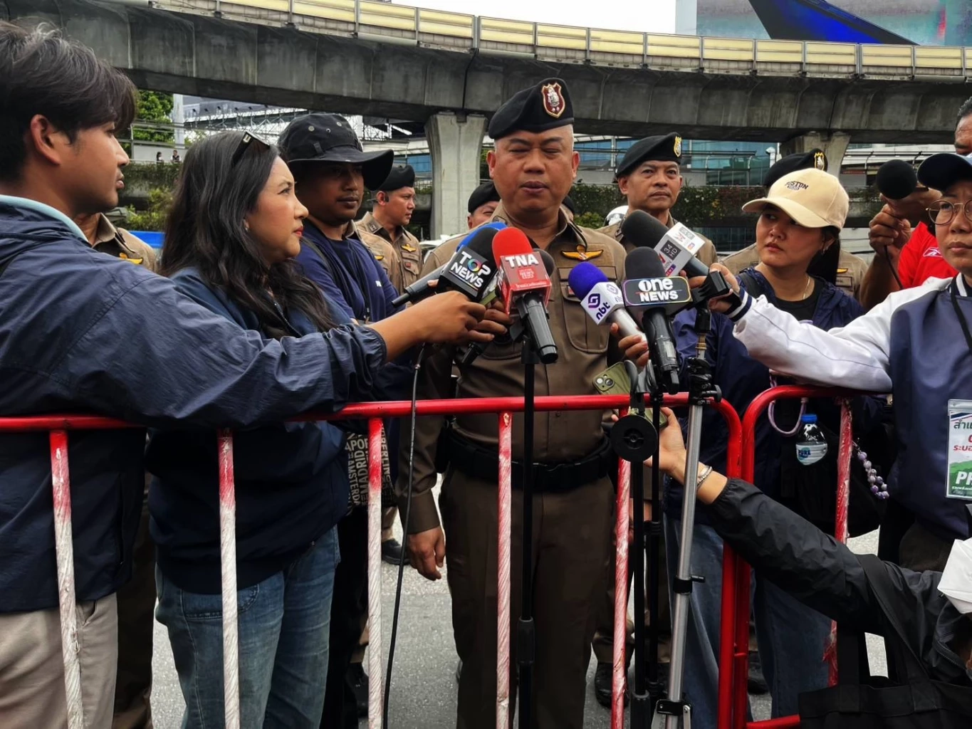 ม็อบมาแล้ว! "กลุ่มรวมพลังฯ" ตั้งเวที่อนุสาวรีย์ชัยสมรภูมิ ชู "ขุดราก ถอนโคน ระบอบทักษิณ"