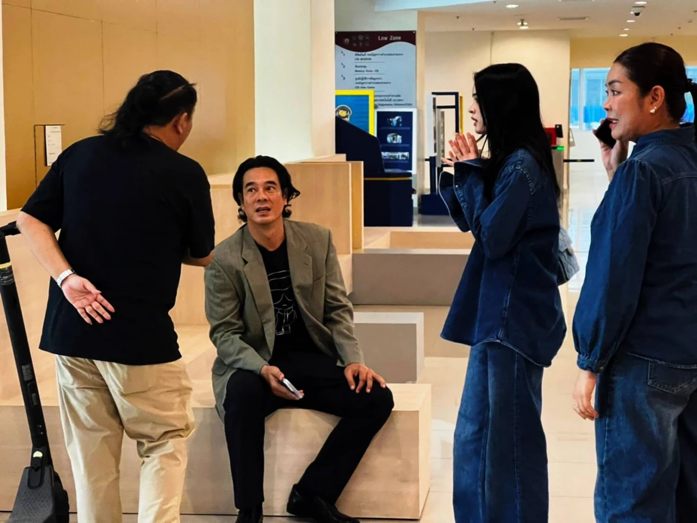 "อ่ำ อัมรินทร์" พา "แอลลี่" เข้าแจ้งความเอาผิดโซเชียลเฟคนิวส์ หาว่า "แอลลี่ท้อง"