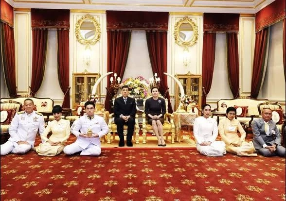 ในหลวง-พระราชินี พระราชทานน้ำสังข์ สมรสพระราชทาน แก่ บุตรสาวอดีตนายกฯเศรษฐา