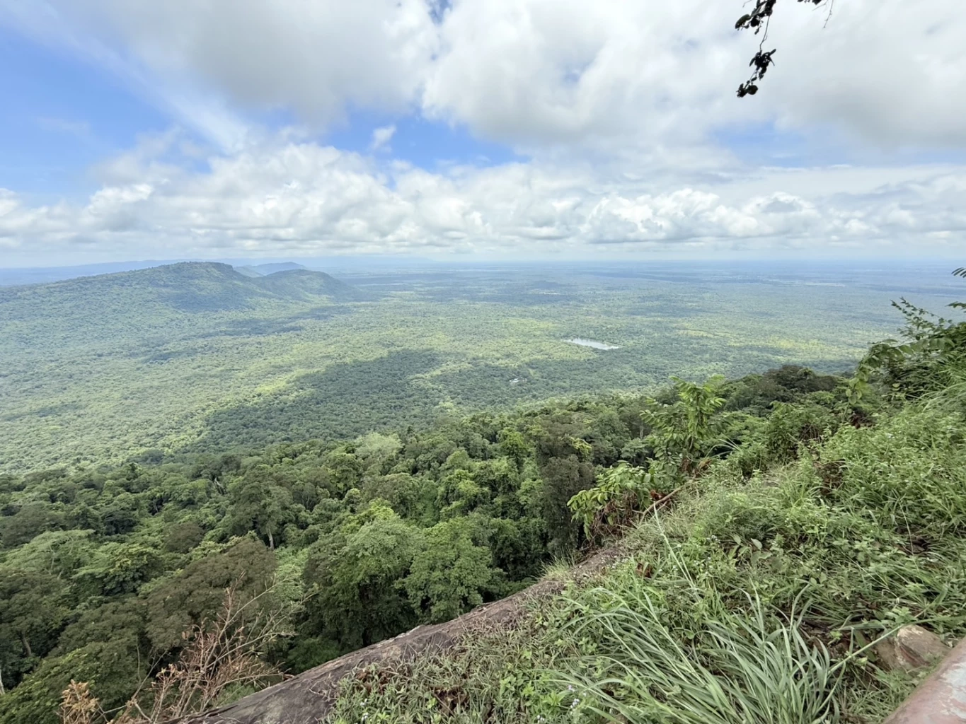 คณะ IOT ลงพื้นที่ "ผามออีแดง" จุดยุทธศาสตร์มองเห็นพื้นที่พิพาท