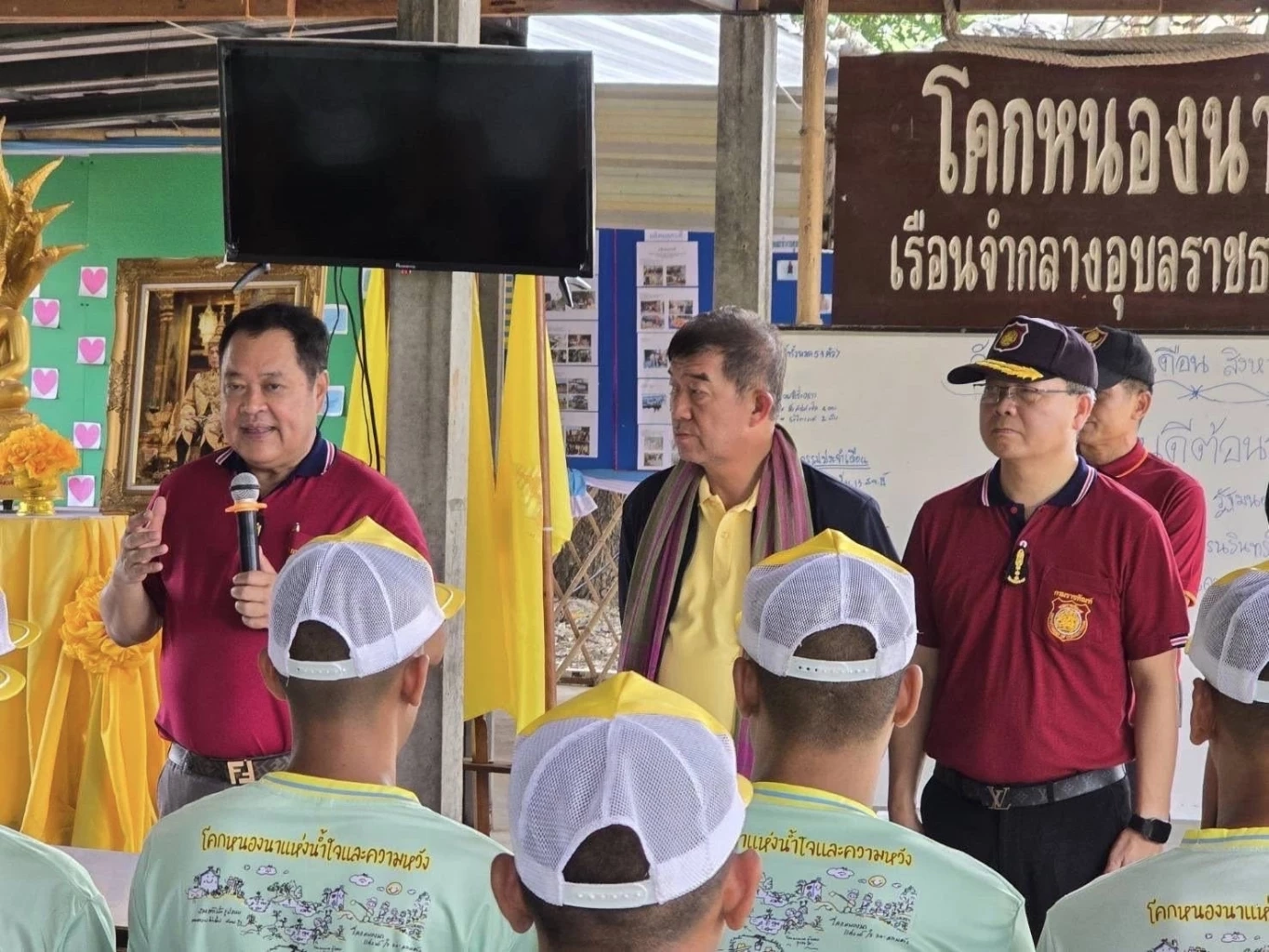 “ทวี สอดส่อง” เยี่ยมนักโทษชายแดน ส่ง เสก โลโซ ร้องเพลงให้กำลังใจ