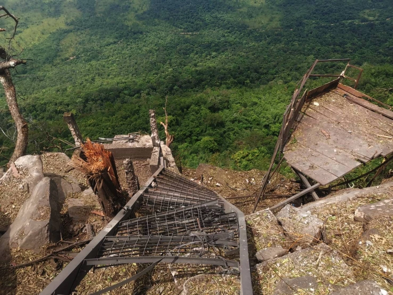 วินาทีบึ้ม! ทหารไทย โดรนทิ้งไข่ระเบิดบันได "ช่องคานม้า" กัมพูชา สกัดเส้นทางขึ้นภูมะเขือ