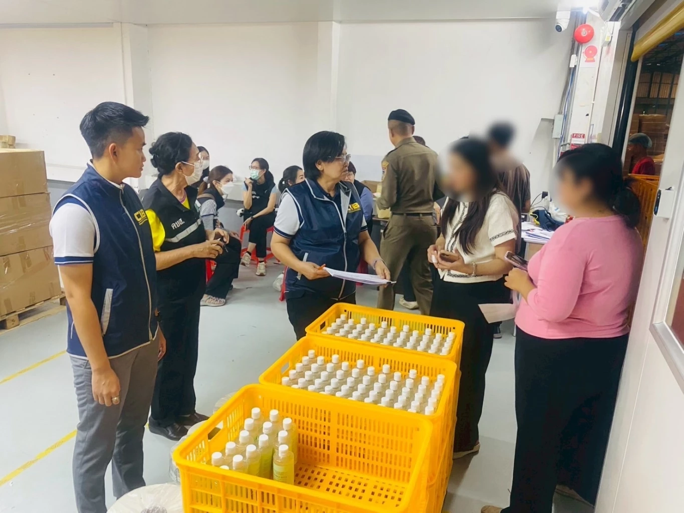 บุกทลายโรงงานผลิตเครื่องสำอางเถื่อนแบรนด์นอก ใช้เสี่ยงผิวพัง