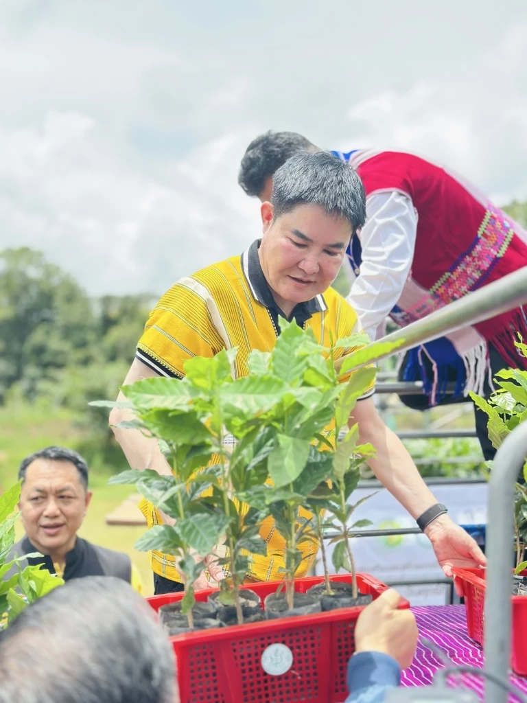 ​นายอัครา พรหมเผ่า รัฐมนตรีช่วยว่าการกระทรวงเกษตรและสหกรณ์