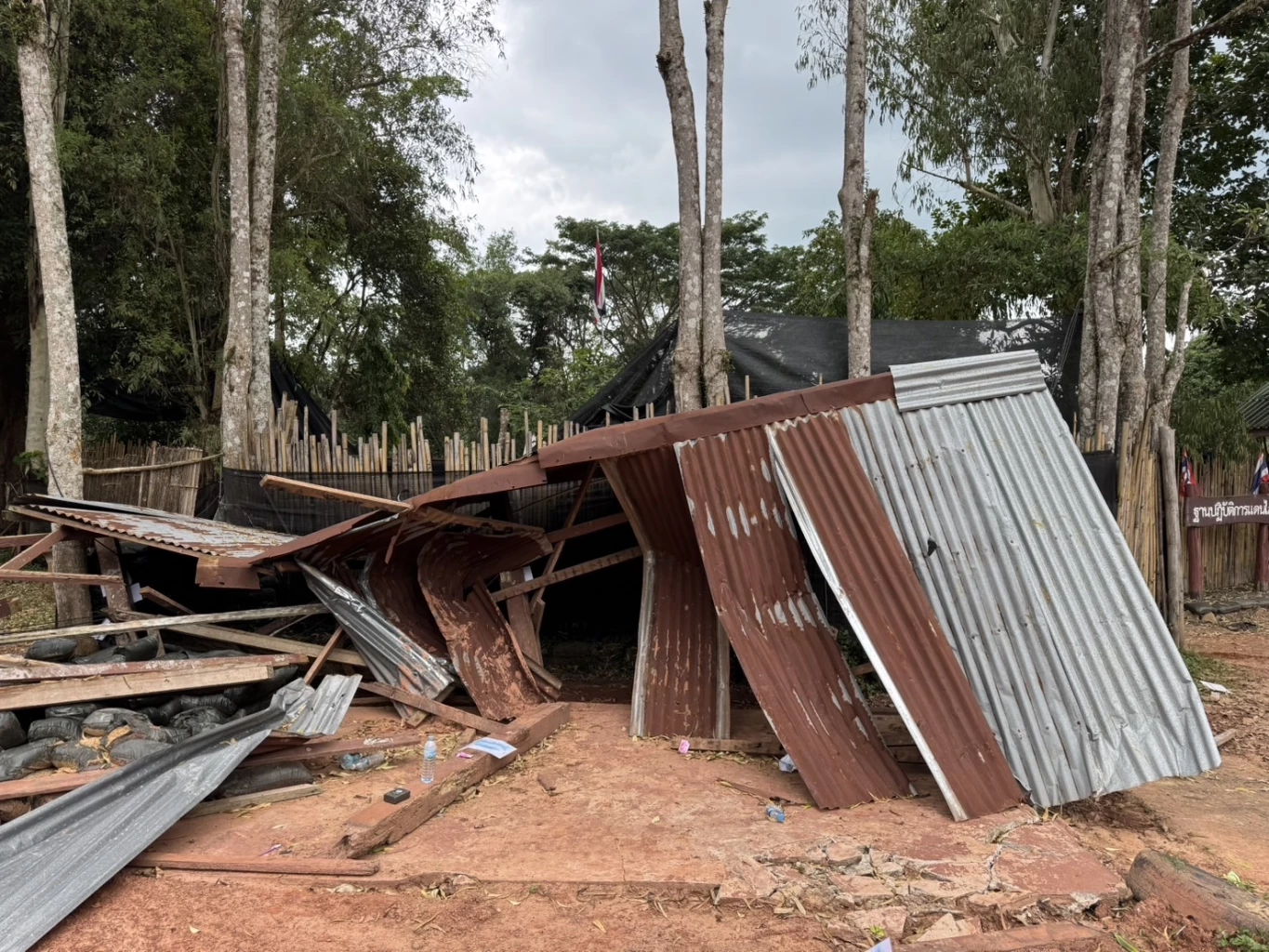 ตลาดและฐานทหารคล้ายๆเป็นป้อมเล็กๆ ของฝั่งไทยที่ถูกยิงทำลาย