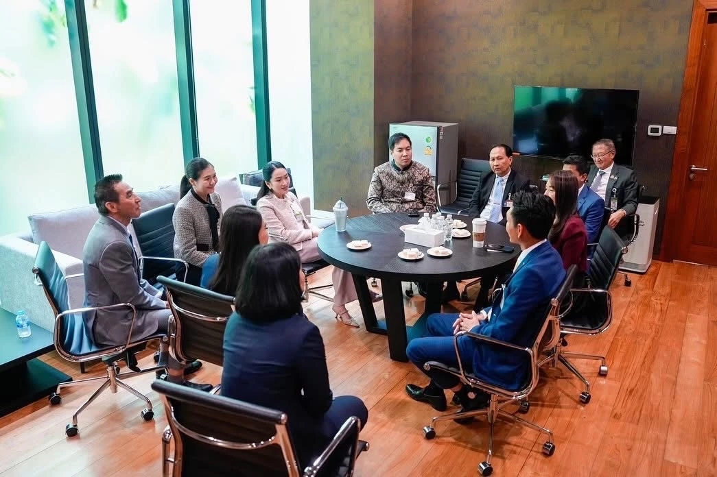 สส.เพื่อไทย แห่ให้กำลังใจ นายกฯอิ๊งค์ ผ่านอุปสรรค เจ้าตัวยิ้มสู้