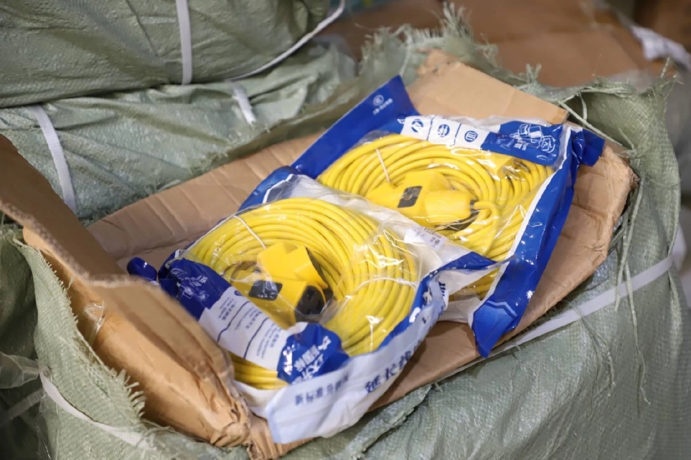 ทลายคลังสินค้าดัมพ์ตลาดออนไลน์ ยึดของกลางกว่า 13.6 ล.