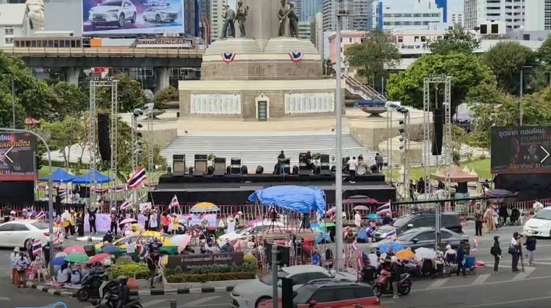 เริ่มแล้ว! ม็อบรวมพลังแผ่นดินฯ ชู 6 ข้อเรียกร้อง ย้ำไม่เอาระบอบทักษิณ