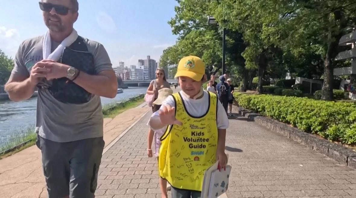 แห่ชื่นชม "หนุ่มน้อยวัยประถมญี่ปุ่น" เป็นจิตอาสาให้ความรู้ที่ "ฮิโรชิมา"