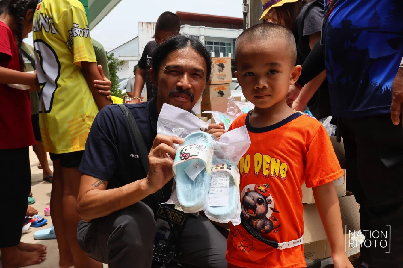 เนชั่นกรุ๊ป ร่วมกับ มูลนิธิเนชั่น เปิดโรงครัว - มอบสิ่งของศูนย์อพยพ จ.อุบลฯ