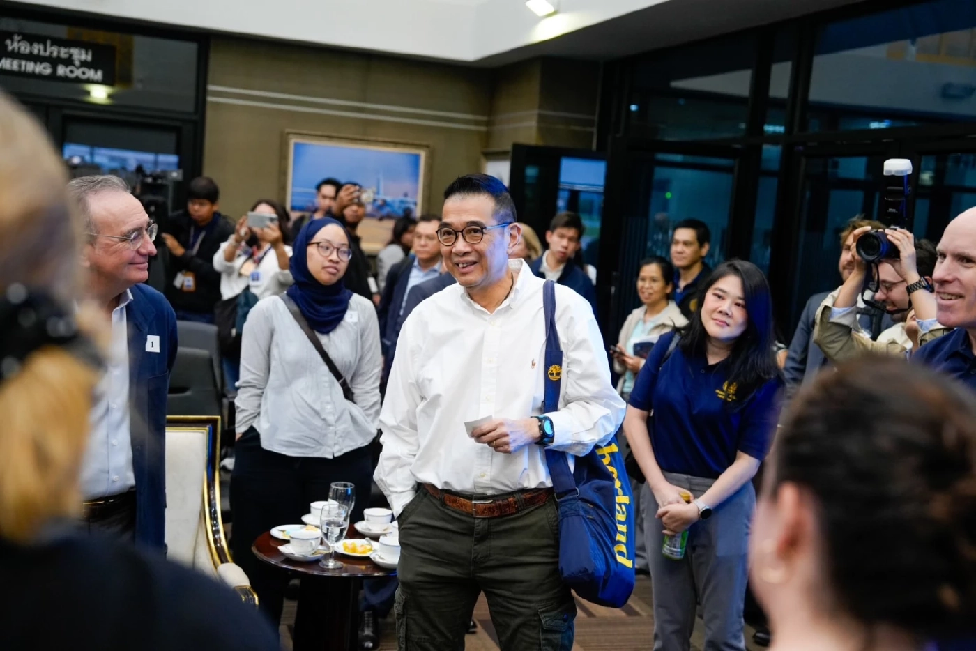 "มาริษ" นำทูต 33 ชาติ ไปศรีสะเกษ พาดูความเสียหายเหตุปะทะชายแดน