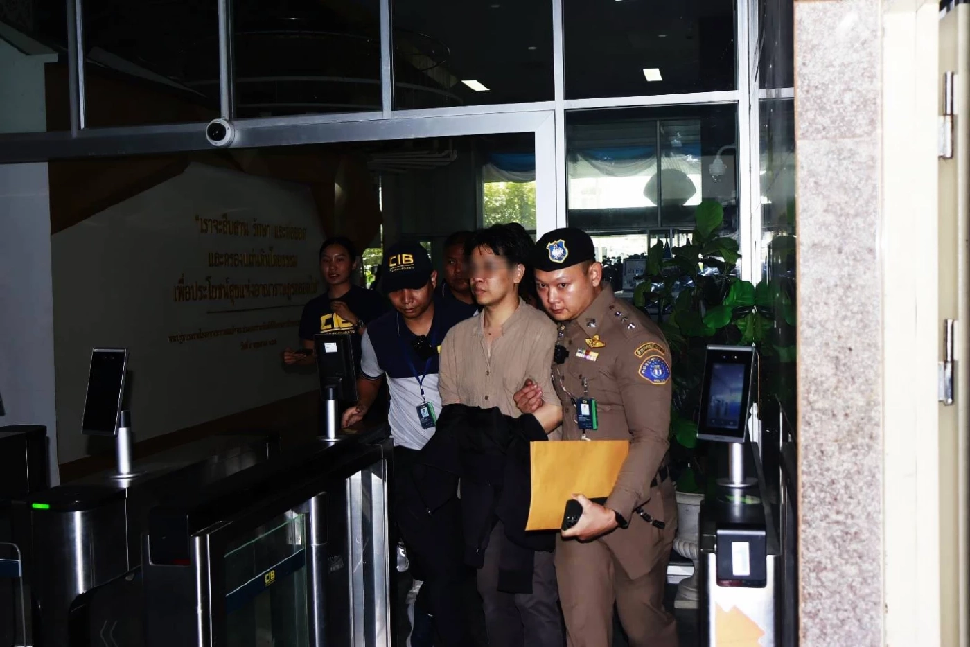 ด่วน! คุมตัว "หมอบี" ถึงกองปราบ ด้าน "หลวงพ่ออลงกต" ยังไม่สึก เครียดจนฉันข้าวเช้าไม่ลง