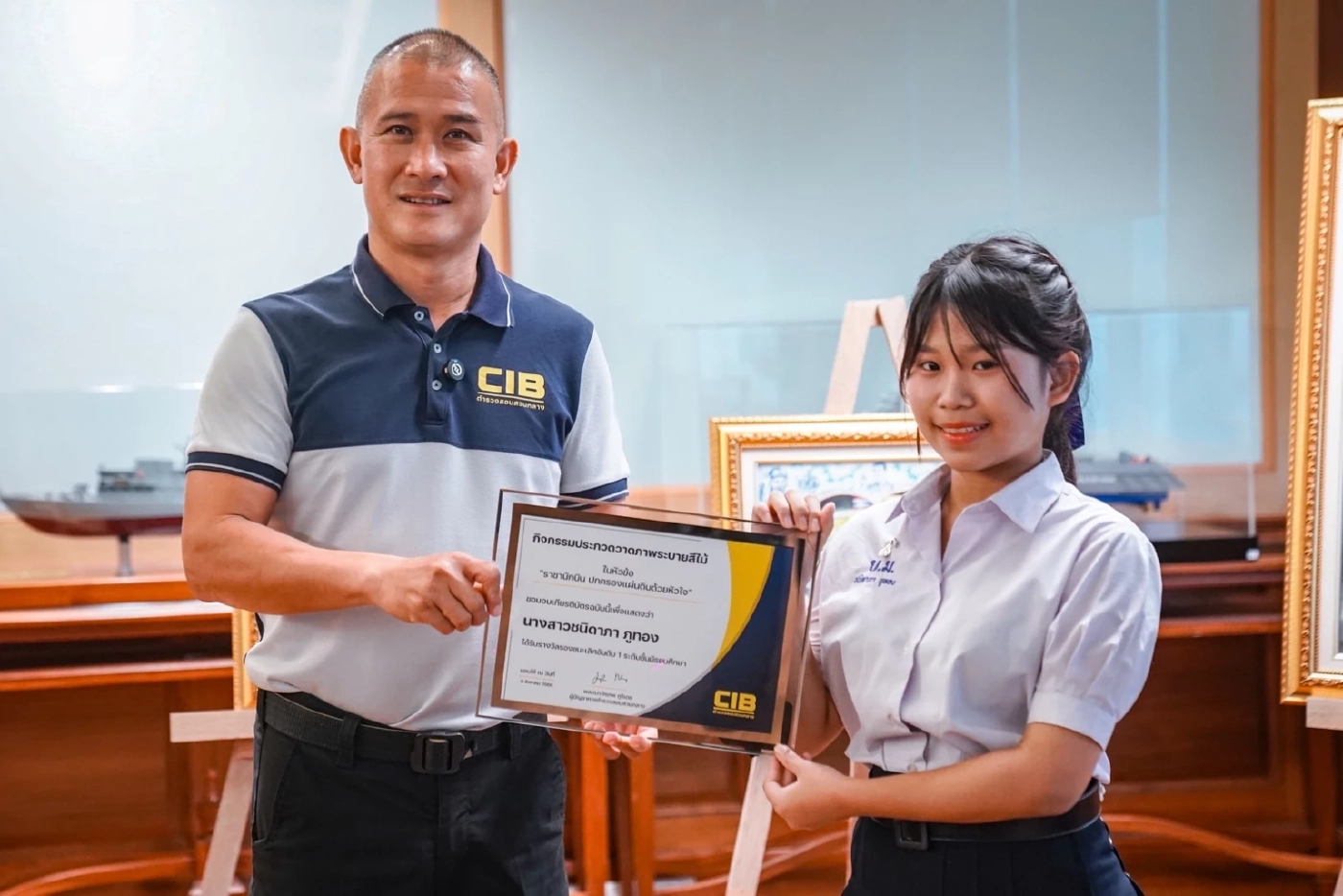 "ผบช.ก.ก้อง" มอบรางวัลวาดภาพ “ราชานักบิน ปกครองเเผ่นดินด้วยหัวใจ”