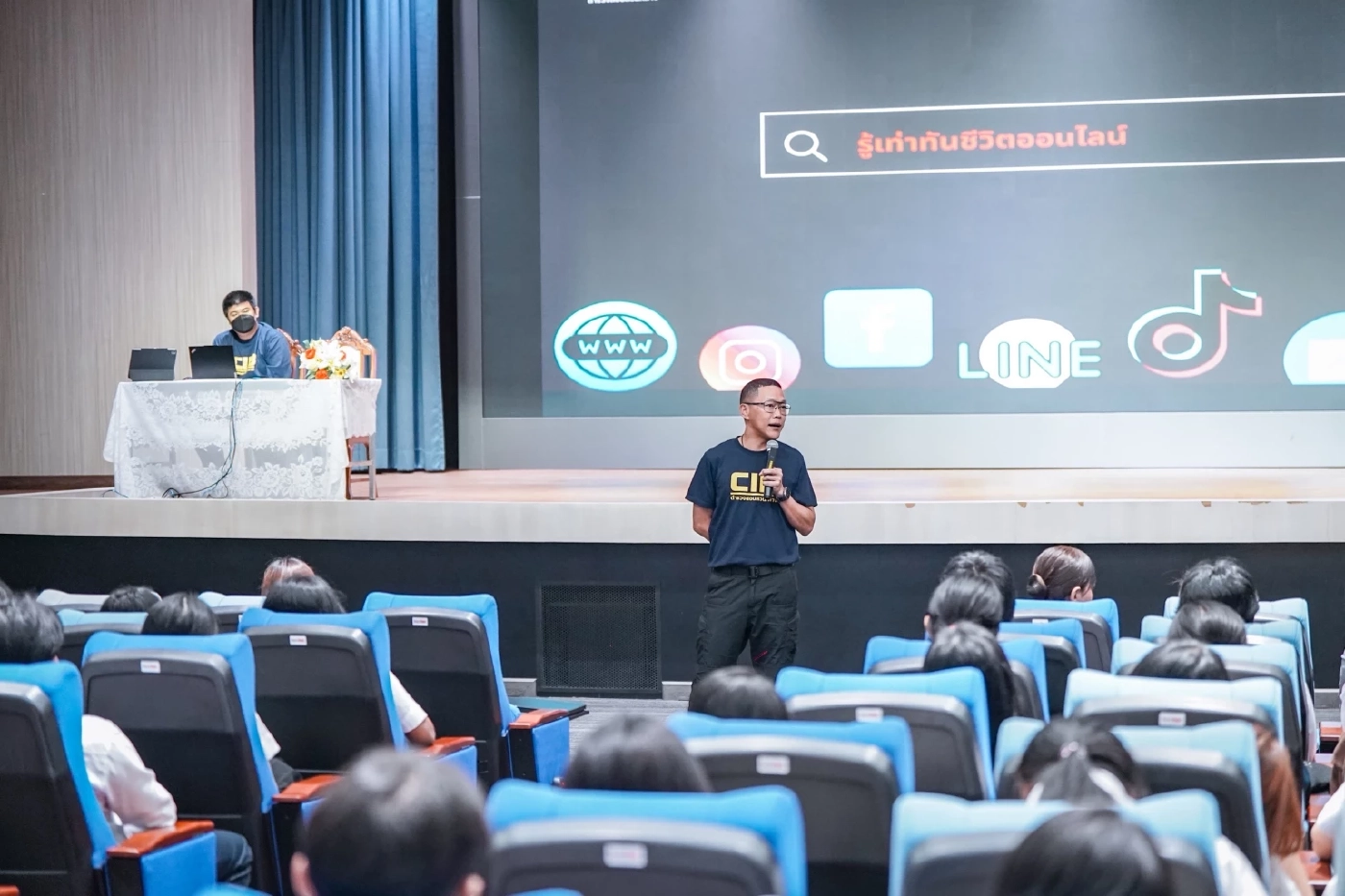 ตำรวจสอบสวนกลาง ติวเข้ม นศ. รู้ทันภัยไซเบอร์ การสังเกตคนจริง-AI