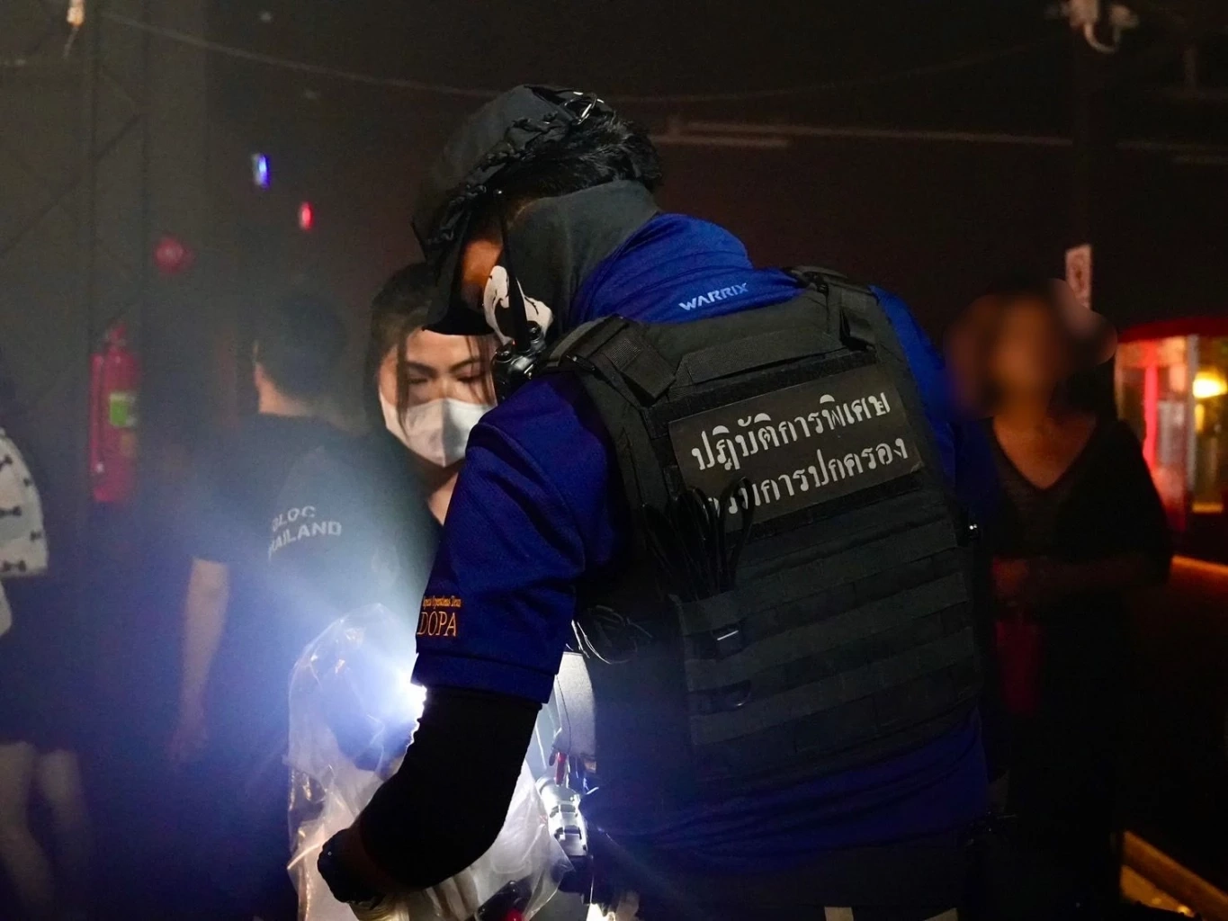 รังสิตมันร้าย! “ZERO DRUG” 8 เดือน 8 ลุย บุกค้นผับเถื่อนรังสิต ยาเสพติดเกลื่อน ฉี่ม่วงนับร้อย