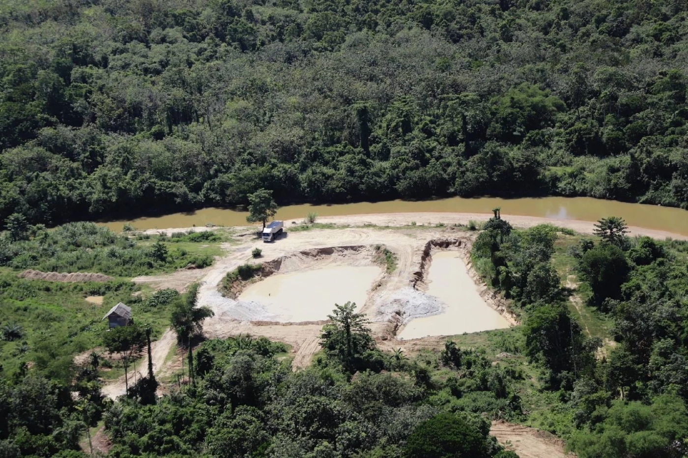 "มทภ.4" บินสำรวจแนวชายแดนนราธิวาสพบ  "ผู้ก่อเหตุรุนแรงขนอาวุธข้ามแดน"