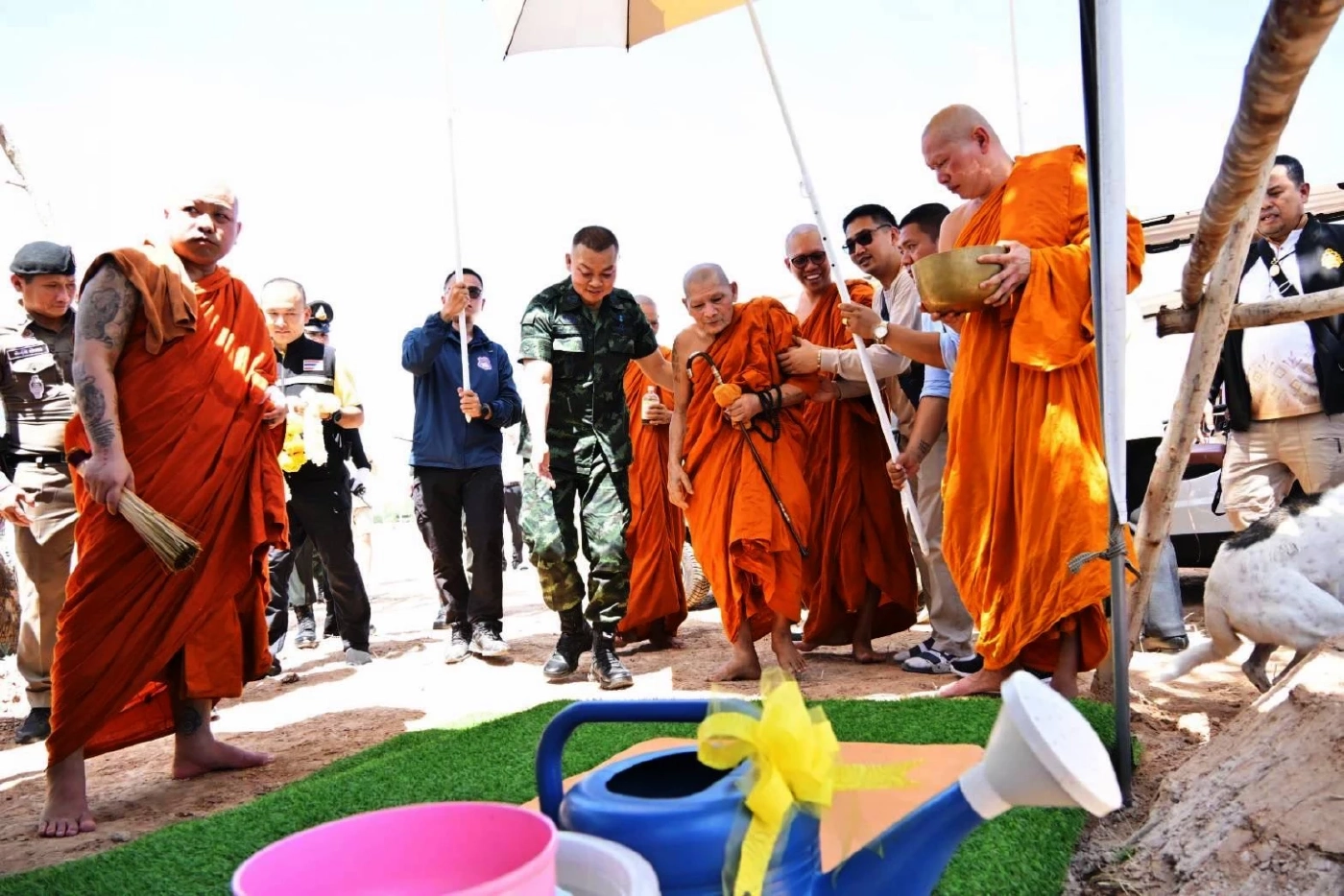 "หลวงปู่ศิลา" ให้พรและกำลังใจ แม่ทัพภาค 2-กำลังพล ปกป้องอธิปไตย