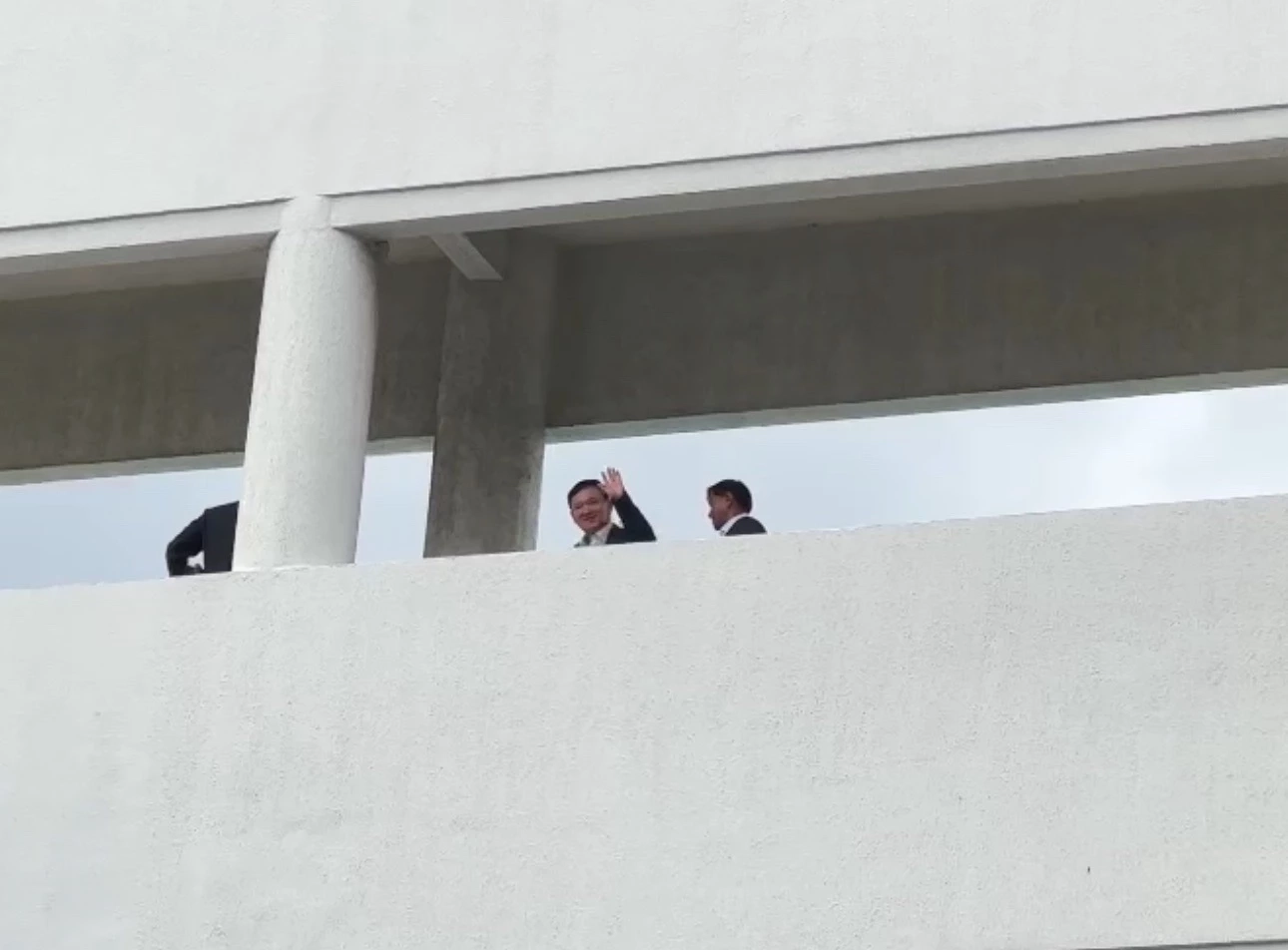 ทักษิณ เข้าพรรคเพื่อไทย ปัดตอบปมคดี 112 - “แพทองธาร” งดประชุมพรรค