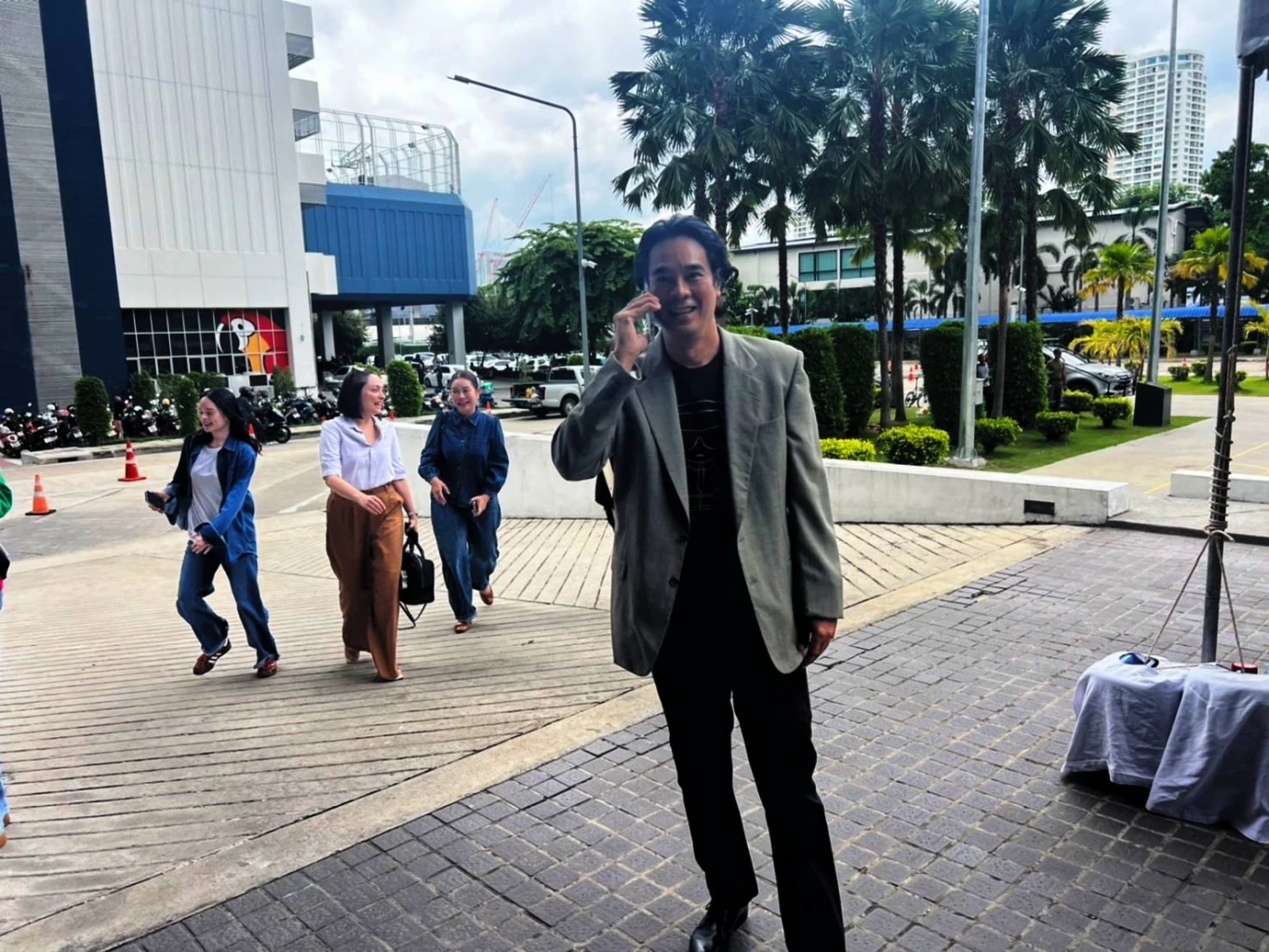 "อ่ำ อัมรินทร์" พา "แอลลี่" เข้าแจ้งความเอาผิดโซเชียลเฟคนิวส์ หาว่า "แอลลี่ท้อง"