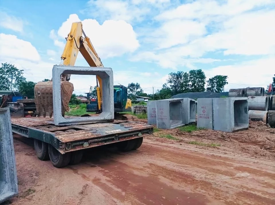 เจ้าอาวาสหาบล็อกคอนกรีตสร้างบังเกอร์ให้ทหาร พื้นที่ศรีสะเกษ ยังเตือนประชาชนในพื้นที่เสี่ยง