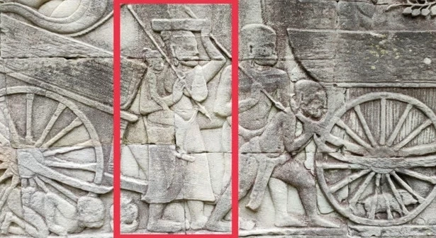 สื่อกัมพูชาอวยยศหญิงกัมพูชาอุ้มลูก ปฏิมากรรมกำแพงวัด