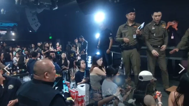 ตำรวจบุกทลายผับจีนลักลอบเปิดกลางกรุง พบนักท่องเที่ยวฉี่ม่วง