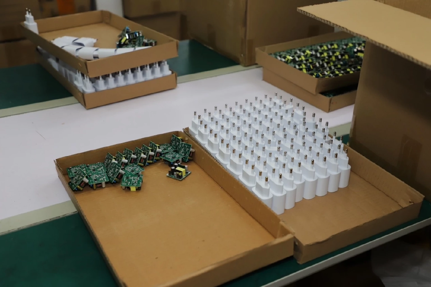 “เอกนัฏ” ส่งทีมบุกโกดังกลางกรุง ยึดแบตมือถือไม่มี มอก.คาไลน์ผลิต