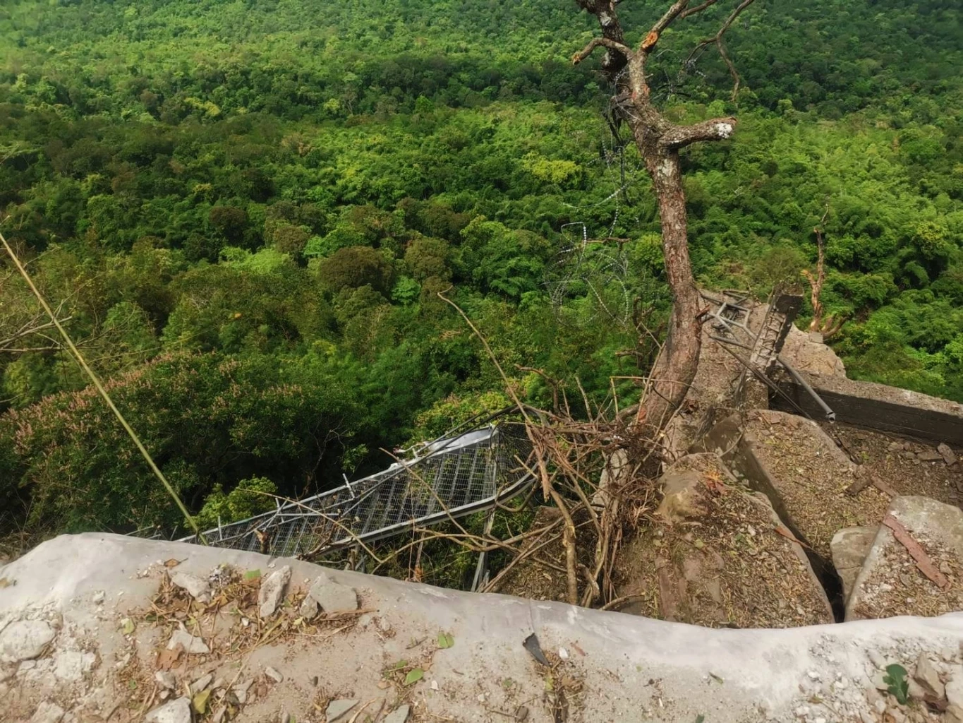 วินาทีบึ้ม! ทหารไทย โดรนทิ้งไข่ระเบิดบันได "ช่องคานม้า" กัมพูชา สกัดเส้นทางขึ้นภูมะเขือ