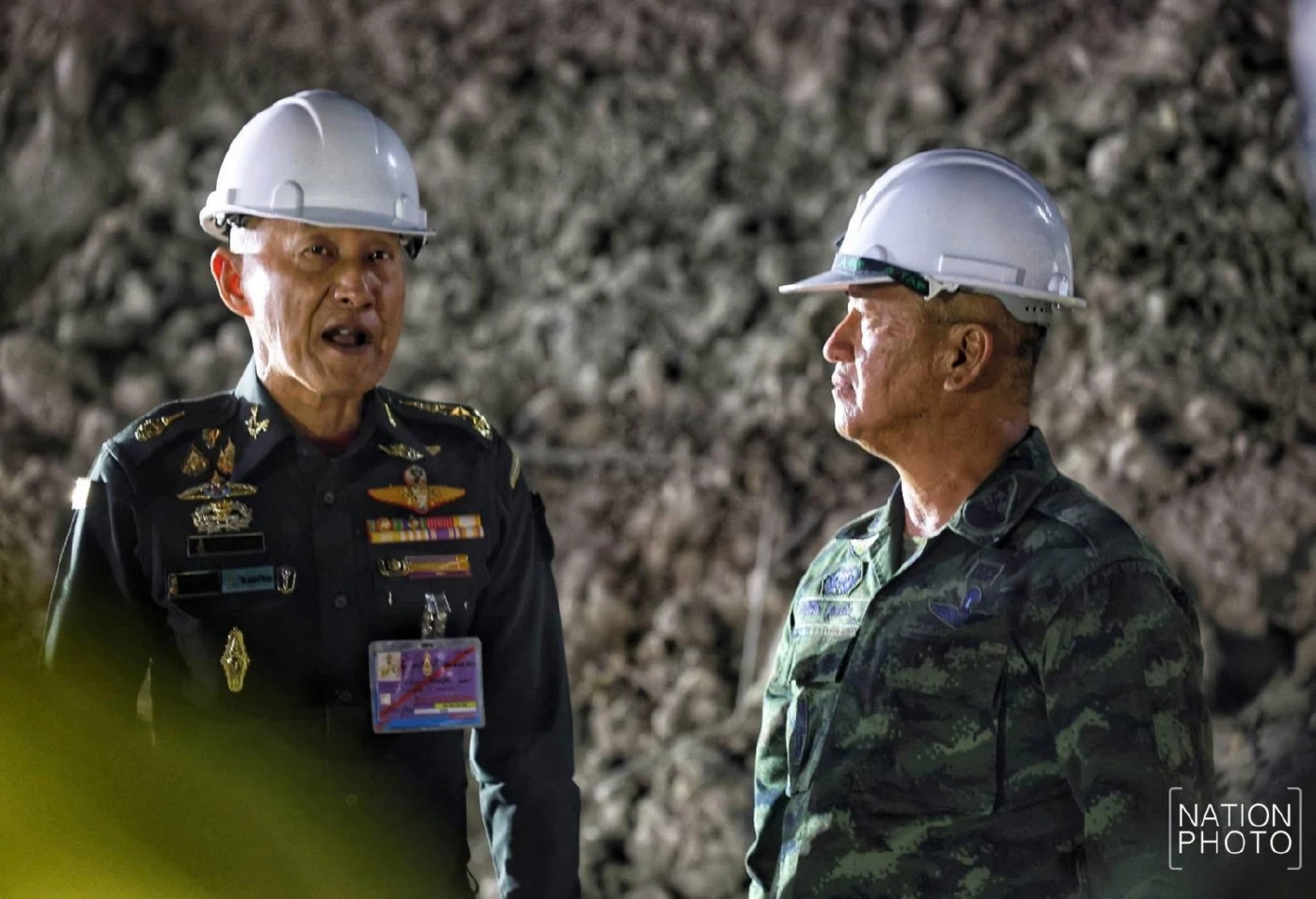 พล.ท.อมฤต บุญสุยา (ซ้าย)