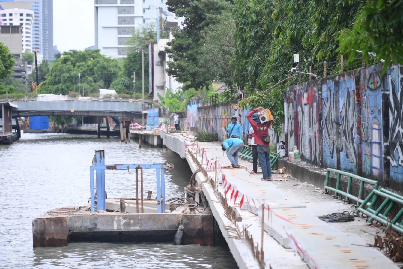 “ธีรรัตน์” ลงพื้นที่ตรวจสร้างทางเดินริมคลองแสนแสบ เชื่อมอโศก–เพชรบุรี