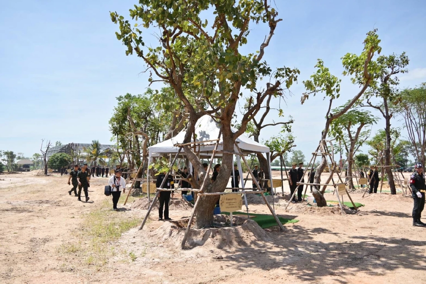 "หลวงปู่ศิลา" ให้พรและกำลังใจ แม่ทัพภาค 2-กำลังพล ปกป้องอธิปไตย