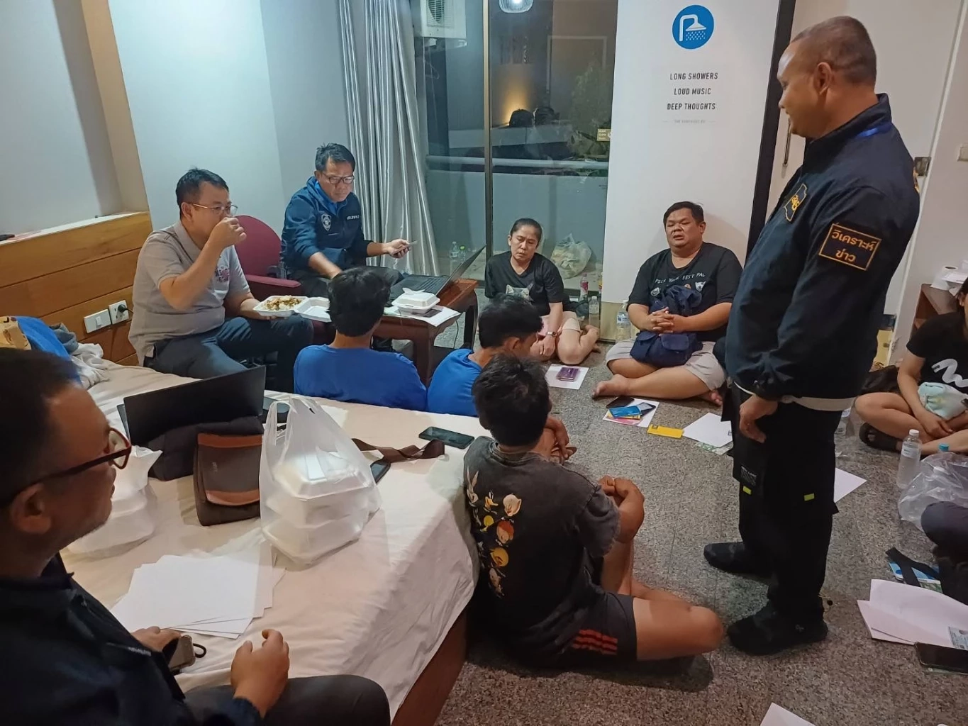 ตำรวจไซเบอร์บุกจับเครือข่ายซื้อ–ขาย บัญชีม้า กลางรัชดา