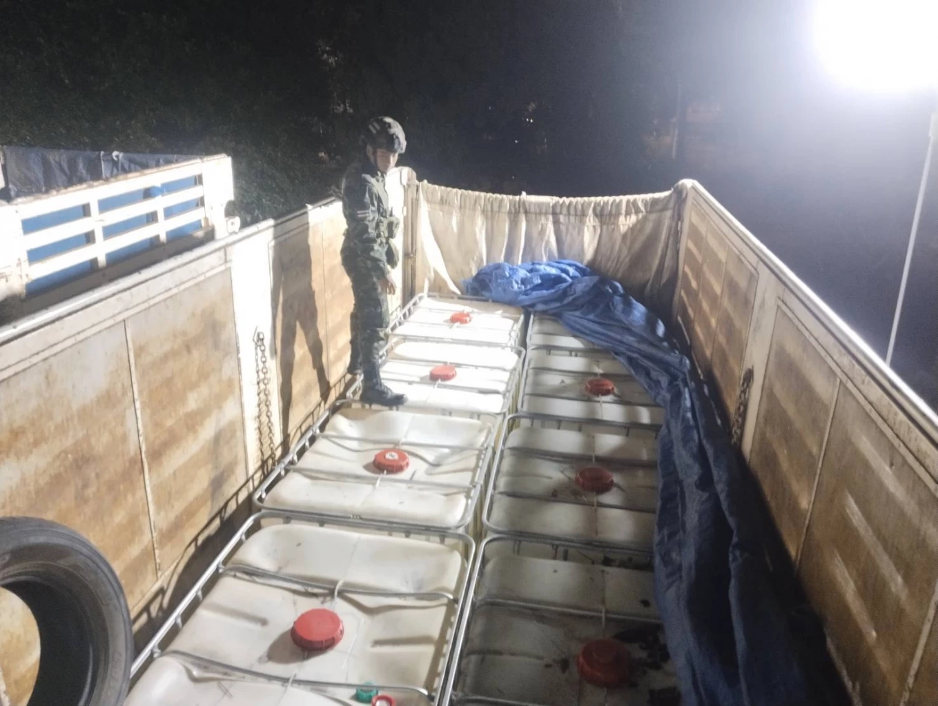 จับลอบขนน้ำมันดีเชล 60,000 ลิตร พร้อม 6 คนไทย สารภาพเตรียมลักลอบส่งไปขายเมียนมา