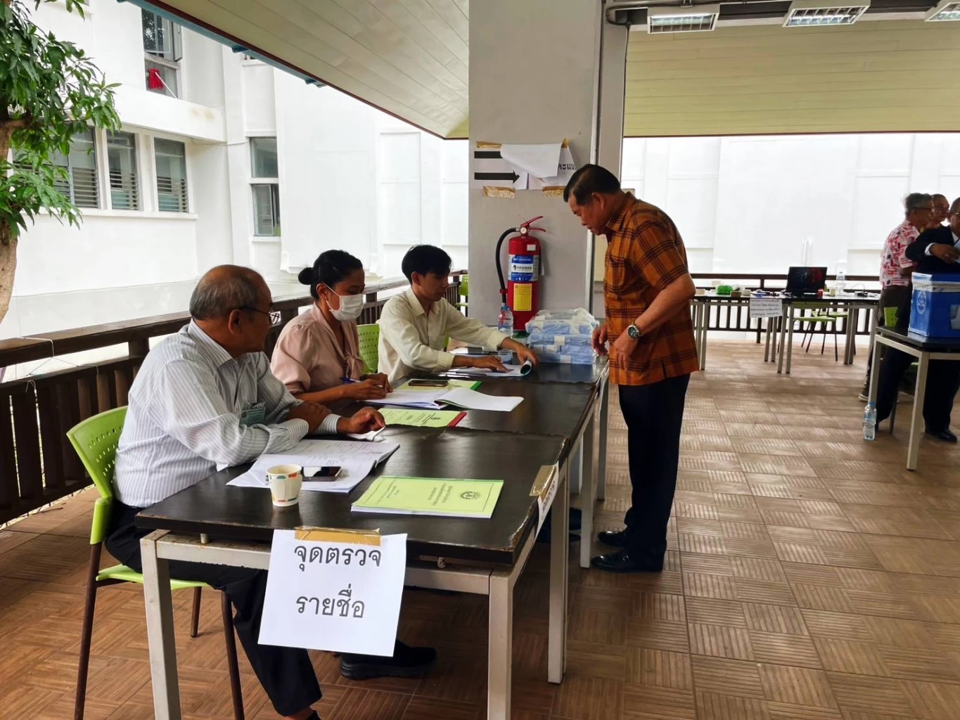 ”นิพนธ์“ ใช้สิทธิเลือกตั้ง "นายกและกรรมการ สภาทนายความ"