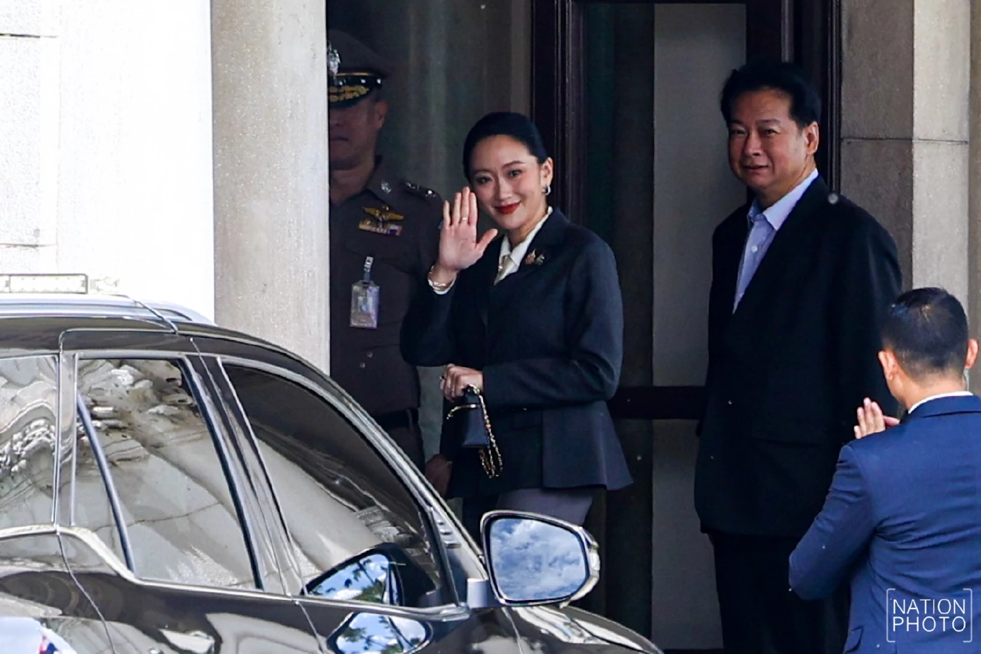 "นายกฯ" เข้าทําเนียบรัฐบาล โบกมือทักทายสื่อฯ คาดเตรียมลุ้นคำตัดสิน "ศาลรัฐธรรมนูญ"