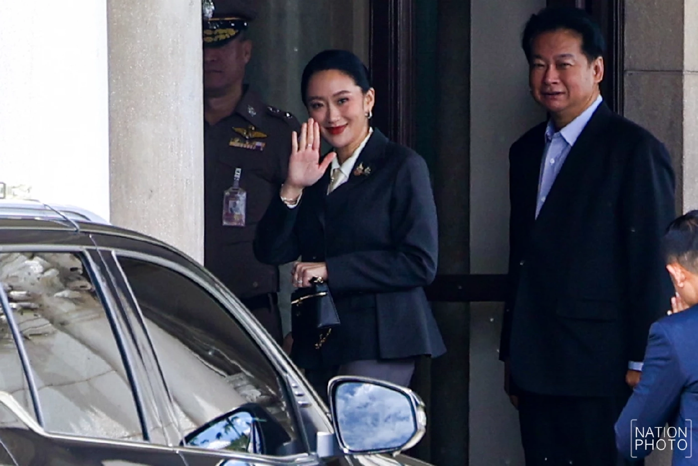 "นายกฯ" เข้าทําเนียบรัฐบาล โบกมือทักทายสื่อฯ คาดเตรียมลุ้นคำตัดสิน "ศาลรัฐธรรมนูญ"