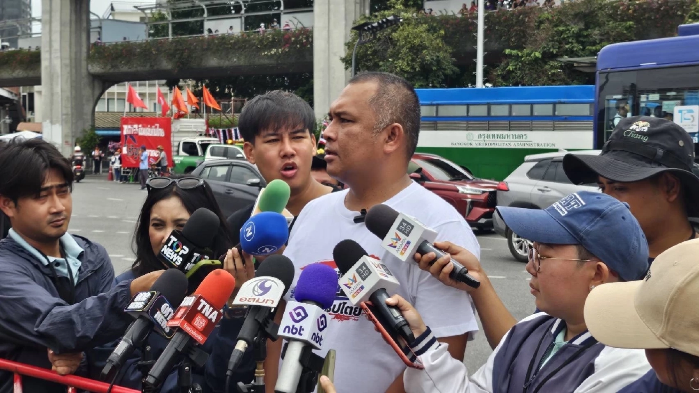 เริ่มแล้ว! ม็อบรวมพลังแผ่นดินฯ ชู 6 ข้อเรียกร้อง ย้ำไม่เอาระบอบทักษิณ