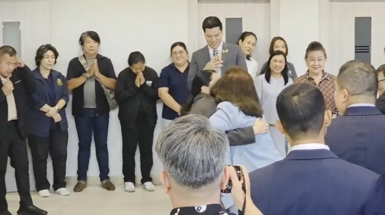 "ทักษิณ-พจมาน" เข้าพรรคเพื่อไทยรอรับ “อิ๊งค์” กลับบ้าน