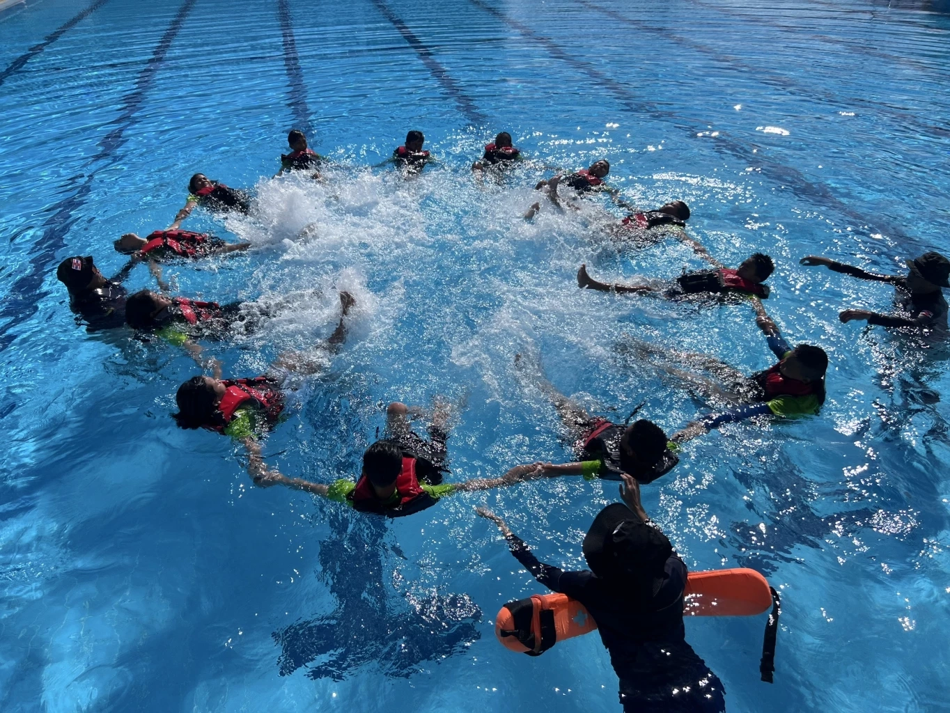 "สถาบันการสร้างชาติ" จัดฝึก "เยาวชนอาสาร่วมใจกู้ภัยทางน้ำสร้างชาติ"