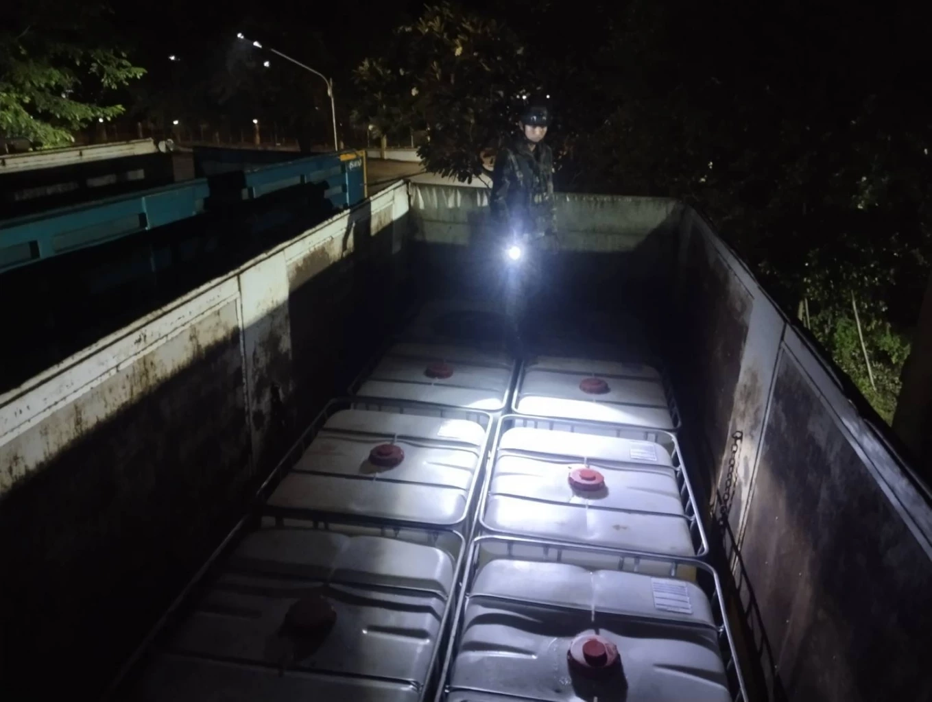 จับลอบขนน้ำมันดีเชล 60,000 ลิตร พร้อม 6 คนไทย สารภาพเตรียมลักลอบส่งไปขายเมียนมา