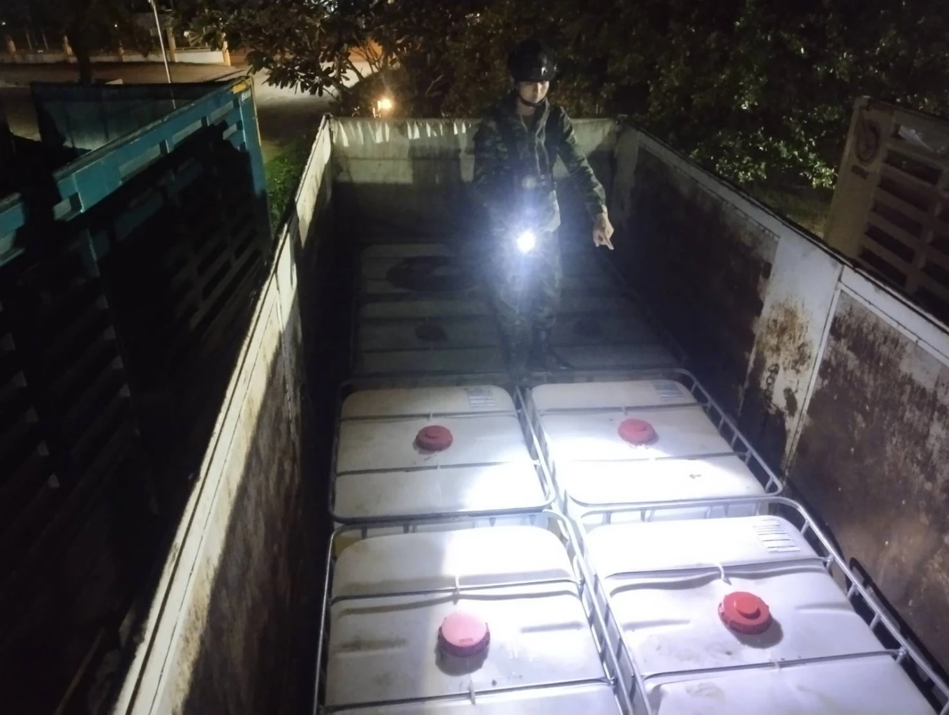 จับลอบขนน้ำมันดีเชล 60,000 ลิตร พร้อม 6 คนไทย สารภาพเตรียมลักลอบส่งไปขายเมียนมา