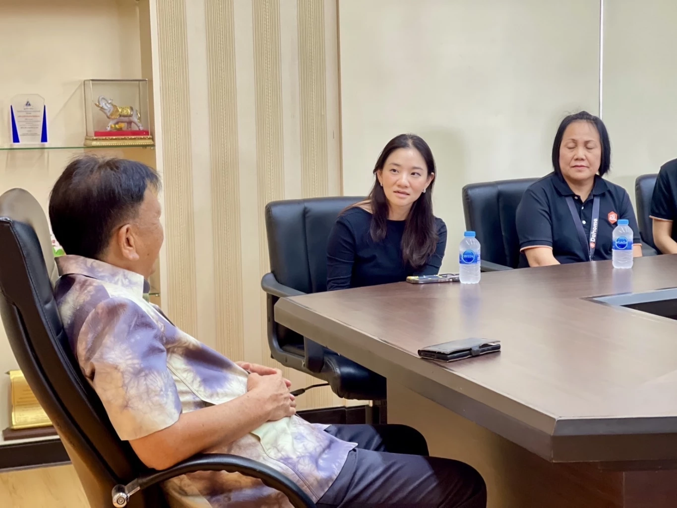 อบจ.ศรีสะเกษ รับมอบ 2 ล. นำไปช่วยผู้ประสบเหตุไทยกัมพูชา