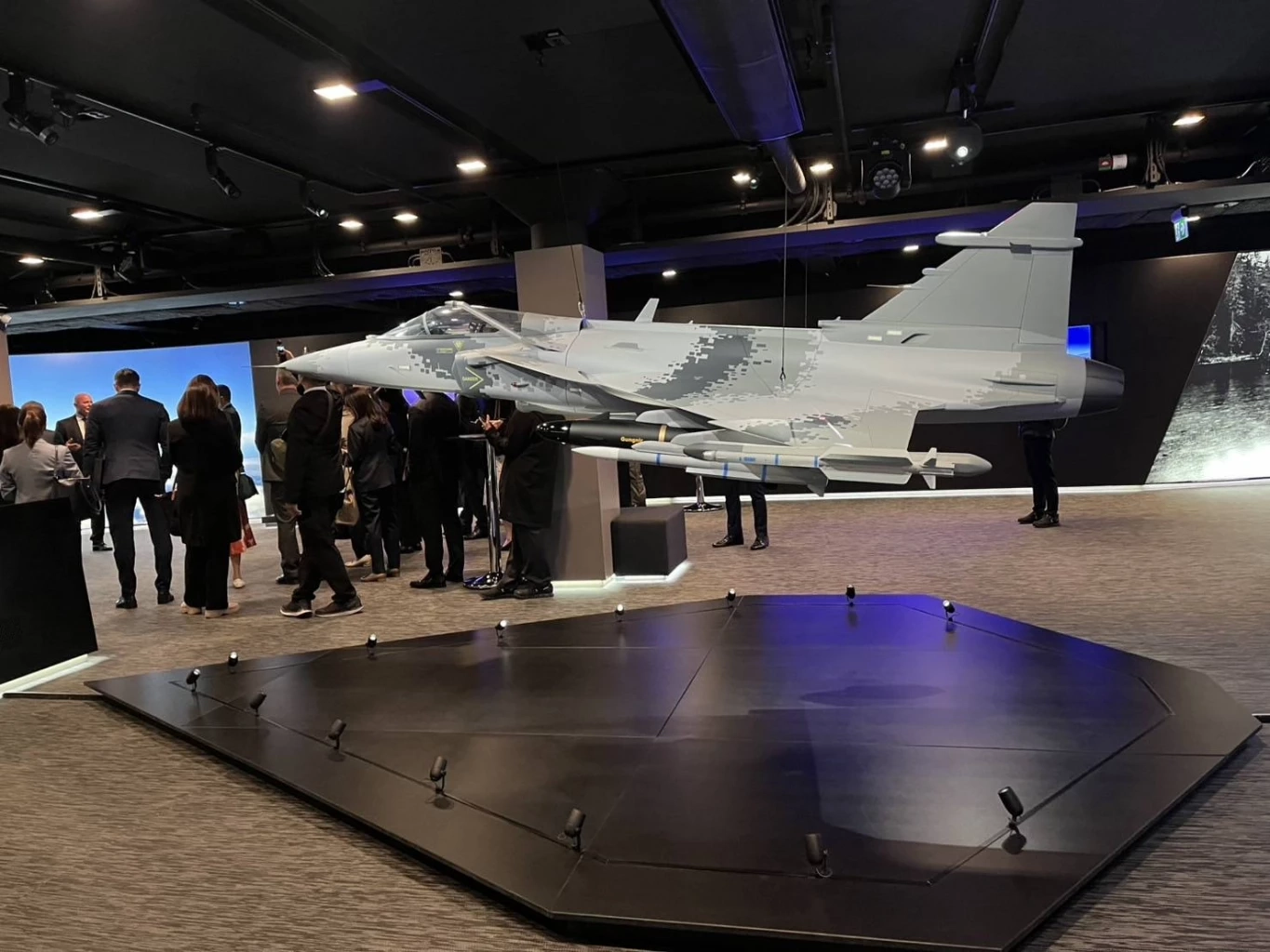 "มาริษ" เยี่ยม สนง.ใหญ่ บริษัทผลิต "กริพเพน"