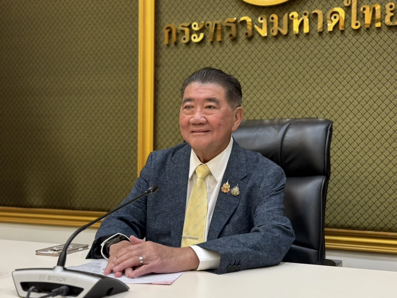 นายภูมิธรรม