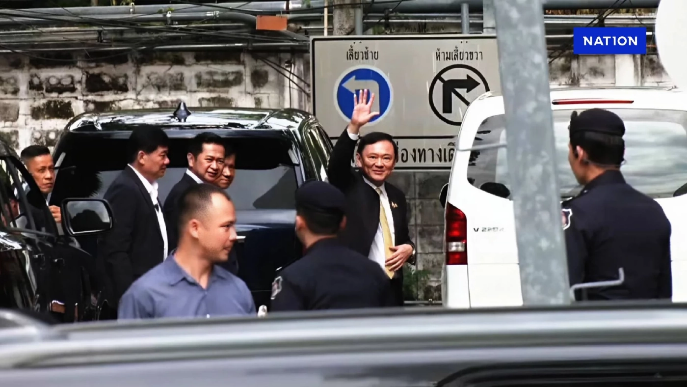 "ทักษิณ" เดินทางถึงศาลอาญา ฟังคำพิพากษา "คดี ม.112 - พ.ร.บ.คอมฯ"