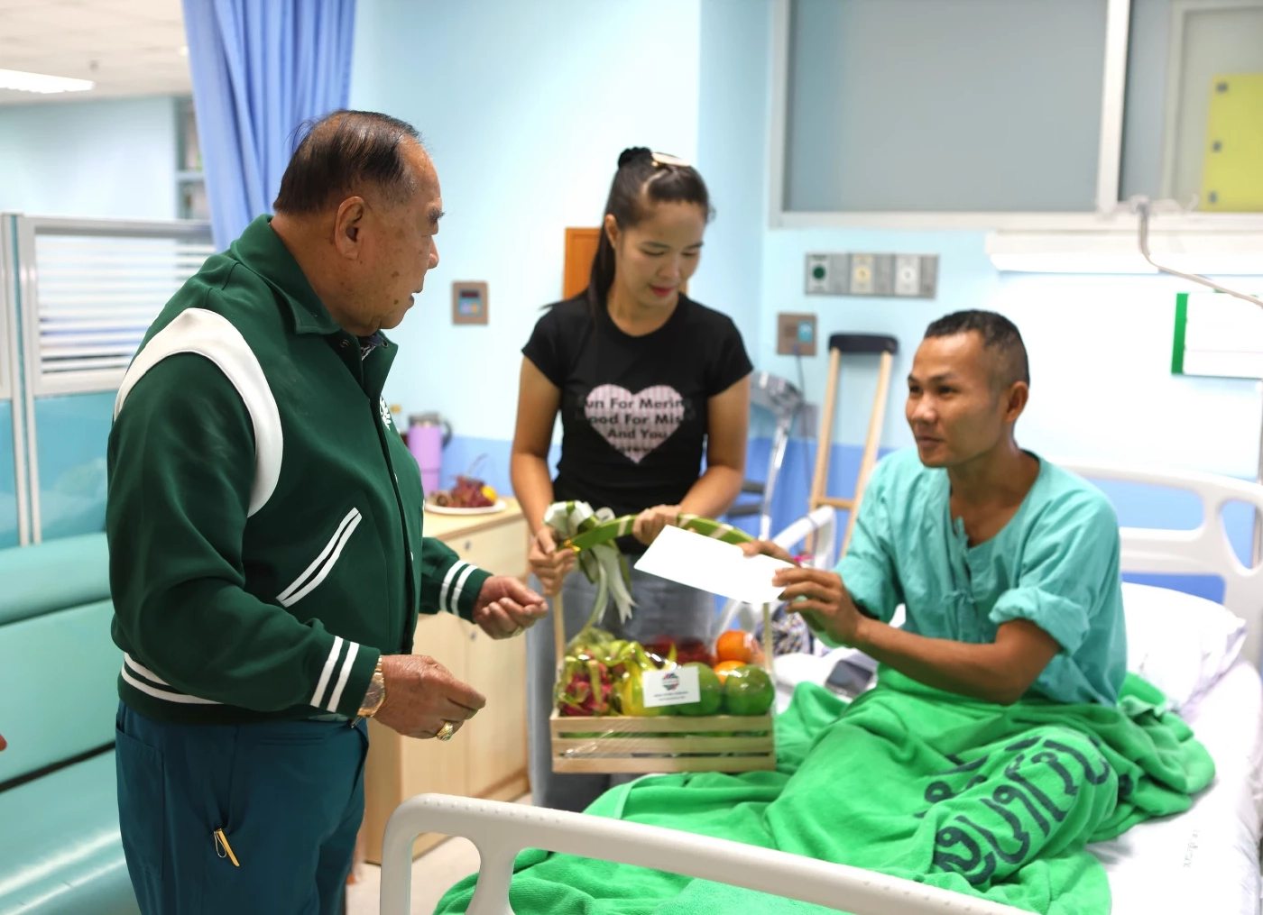 “บิ๊กป้อม” เยี่ยมให้กำลังใจทหารบาดเจ็บจากการสู้รบไทย-กัมพูชา