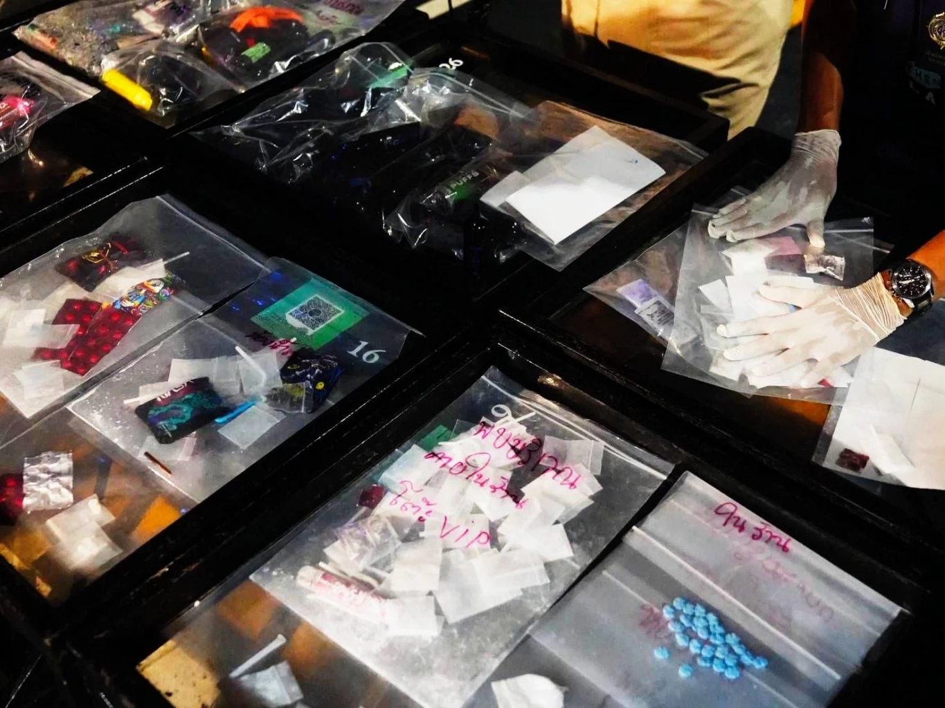 รังสิตมันร้าย! “ZERO DRUG” 8 เดือน 8 ลุย บุกค้นผับเถื่อนรังสิต ยาเสพติดเกลื่อน ฉี่ม่วงนับร้อย